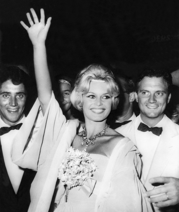 Links im Bild der damalige Freund Bardots, der Chansonnier, Begleitmusiker und Schauspieler Sacha Distel am Filmfestival in Venedig, 1958.