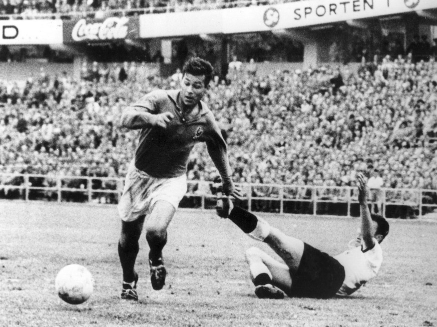 Der franzoesische Stuermer Just Fontaine (l) hat den zu Fall gekommenen deutschen Akteur Alfred Kelbassa umspielt und steuert auf das deutsche Tor zu. Just Fontaine erzielt am 28.6.1958 in Goeteborg b ...
