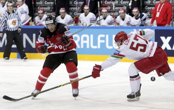 Ivan Usenko (R) of Belarus fights for the puck with Canada&#039;s Sidney Crosby during their Ice Hockey World Championship quarterfinal game at the O2 arena in Prague, Czech Republic May 14, 2015. REU ...