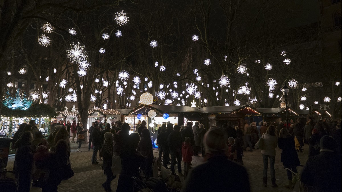 Impression vom Weihnachtsmarkt in Basel am Donnerstag, 28. November 2013. Der Basler Weihnachtsmarkt auf dem Barfuesserplatz und dem Muensterplatz dauert bis zum 23. Dezember 2013. (KEYSTONE/Georgios  ...