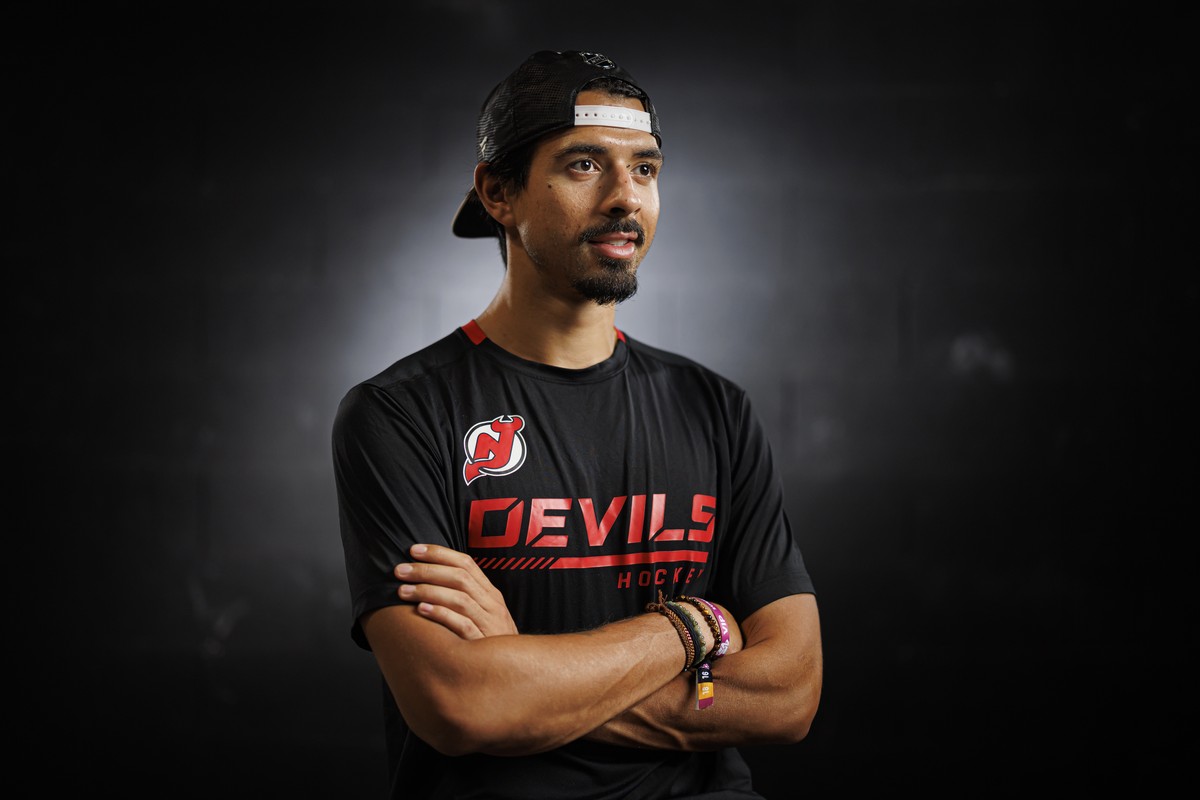 Jonas Siegenthaler, hockeyeur aux New Jersey Devils, pose pour un portrait apres son entrainement lors d'une rencontre avec les medias ce vendredi 25 aout 2023 au Mont-sur-Lausanne. (KEYSTONE/Val ...