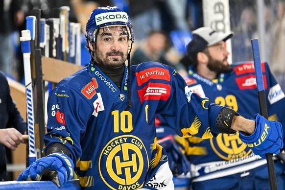 Der Davoser Andres Ambuehl nach dem 4:3 gewonnem Spiel, im Eishockey-Qualifikationsspiel der National League (NL) zwischen dem HC Davos und dem HC Ajoie am Samstag, 23. November 2024, im Eisstadion in ...