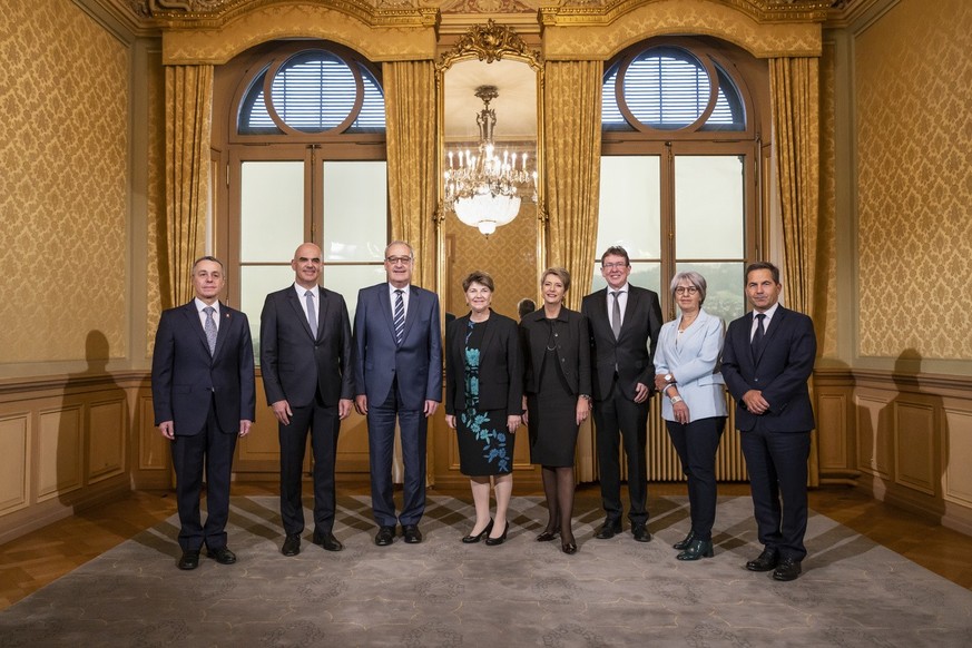 Der neuzusammengesetzte Bundesrat, von links, Bundespraesident Ignazio Cassis, Alain Berset, Guy Parmelin, Viola Amherd, Karin Keller-Sutter, die neugewaehlten Albert Roesti und Elisabeth Baume-Schnei ...