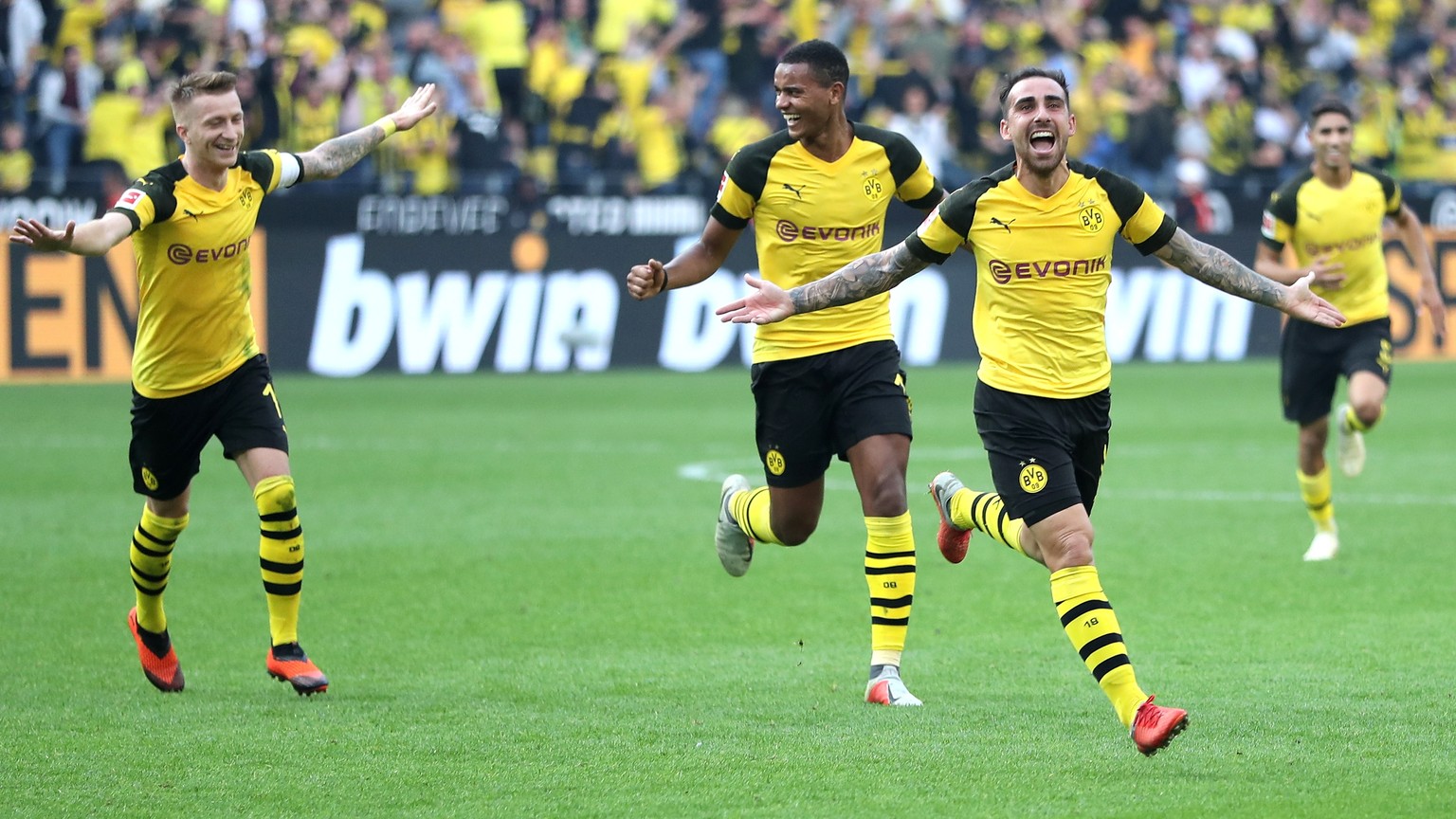 epa07074220 Dortmund&#039;s Paco Alcacer (R) celebrates scoring the winning goal with Dortmund&#039;s Marco Reus (L) and Dortmund&#039;s Manuel Akanji (C) during the German Bundesliga soccer match bet ...