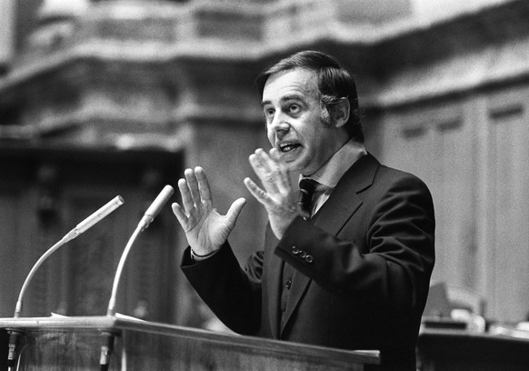 Der Schweizer Soziologe, Politiker (Mitglied der Sozialdemokratischen Partei der Schweiz) und Schriftsteller Jean Ziegler haelt als Genfer Nationalrat eine Rede, aufgenommen im Jahr 1974. Seine zahlre ...