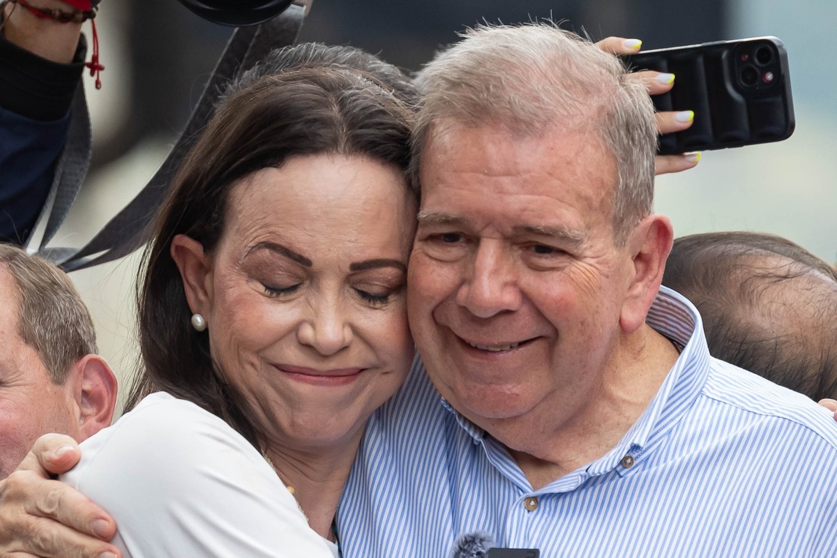 epa11592821 (FILE) - Venezuelan opposition leader Maria Corina Machado (L) hugs Venezuelan presidential candidate Edmundo Gonzalez Urrutia (R) at a rally in Caracas, Venezuela, 30 July 2024 (reissued  ...