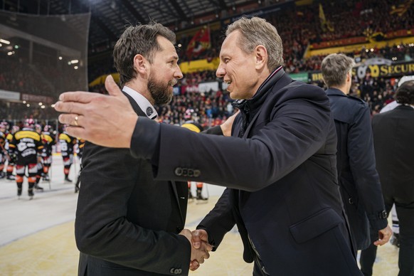 Head Coach Jussi Tapola (SCB) ,rechts, gratuliert Head Coach Lars Leuenberger (HCFG) ,links, nach dem siebten Eishockey Playoff Viertelfinalspiel der National League zwischen dem SC Bern dem HC Fribou ...