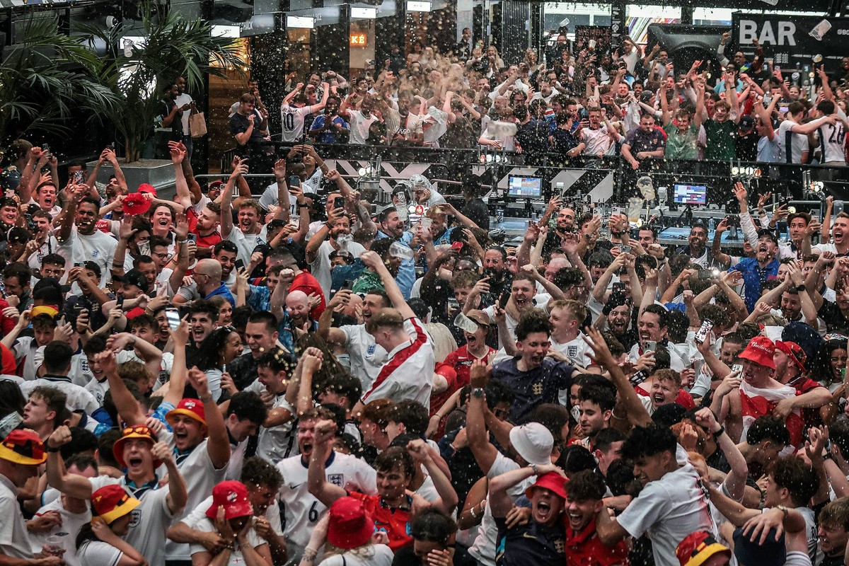 . 30/06/2024. London, United Kingdom. England Fans BoxPark Wembley. Supporters watch screening of England s knockout game against Slovakia on the big screen at BoxPark, Wembley. PUBLICATIONxINxGERxSUI ...