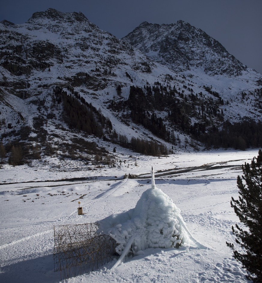 Blick auf einen Eis-Stupa, aufgenommen am Donnerstag, 1. Dezember 2016, im Val Roseg in Samedan. Der Stupa soll so gross wie ein Mehrfamilienhaus werden und auf die schwindenden Gletscher aufmerksam m ...