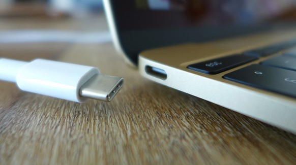 Ein einziger USB-Anschluss beim neuen Macbook.&nbsp;Hängt das Notebook am Stromkabel, braucht's einen Adapter, um andere Geräte anzuschliessen.