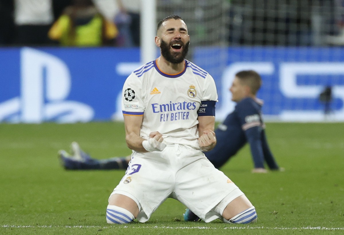 epa09813728 Real Madrid's Karim Benzema celebrates after winning the UEFA Champions League round of 16, second leg soccer match between Real Madrid and Paris Saint-Germain (PSG) in Madrid, Spain, ...
