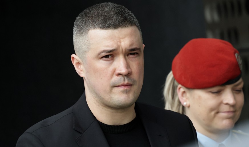 epa12888334 Ukraine's Defence Minister Mykhailo Fedorov (L) looks on during a reception with military honors at the Ministry of Defense in Berlin, Germany, 14 April 2026. Fedorov is in Berlin to  ...