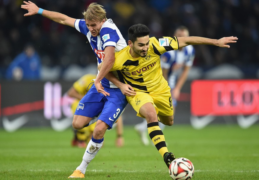 Nach langer Verletzungspause hat Ilkay Gündogan wieder seine Topform erreicht. Hier gewinnt der Deutsch-Türke den Zweikampf gegen Berlins Per Ciljan Skjelbred.