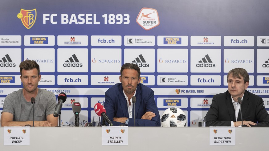 ARCHIVBILD ZUR MELDUNG, DASS DER FC BASEL SICH VON TRAINER WICKY TRENNT --- FCB-Cheftrainer Raphael Wicky, Sportdirektor Marco Streller und Praesident Bernhard Burgener, von links, bei der Saisonvorsc ...