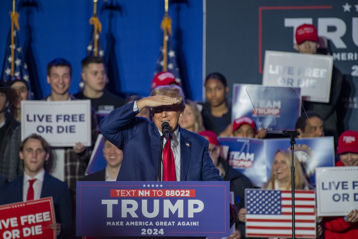 epaselect epa11033194 Republican candidate for President Former US President Donald Trump, looks out at members of the media as he addresses a crowd of supporters during a rally at the University of N ...