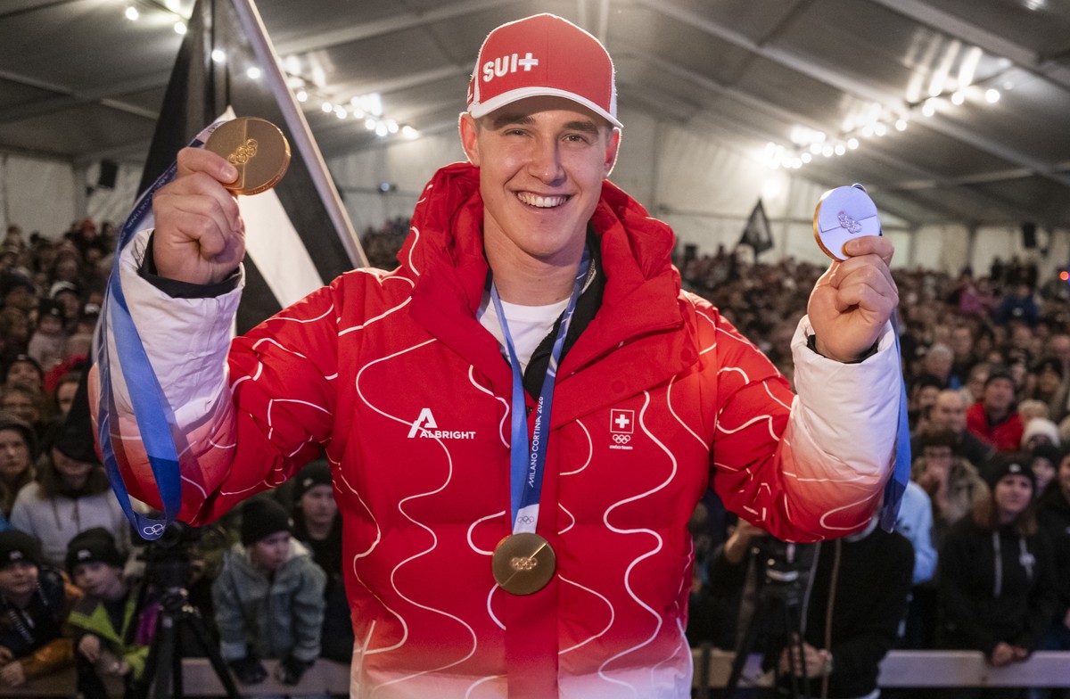 Franjo von Allmen, dreifacher Olympiasieger an den Olympischen Spielen Milano Cortina, zeigt seine drei Goldmedaillen an seinem grossem Empfang durch die Bevoelkerung, am Freitag, 20. Februar 2026 in  ...