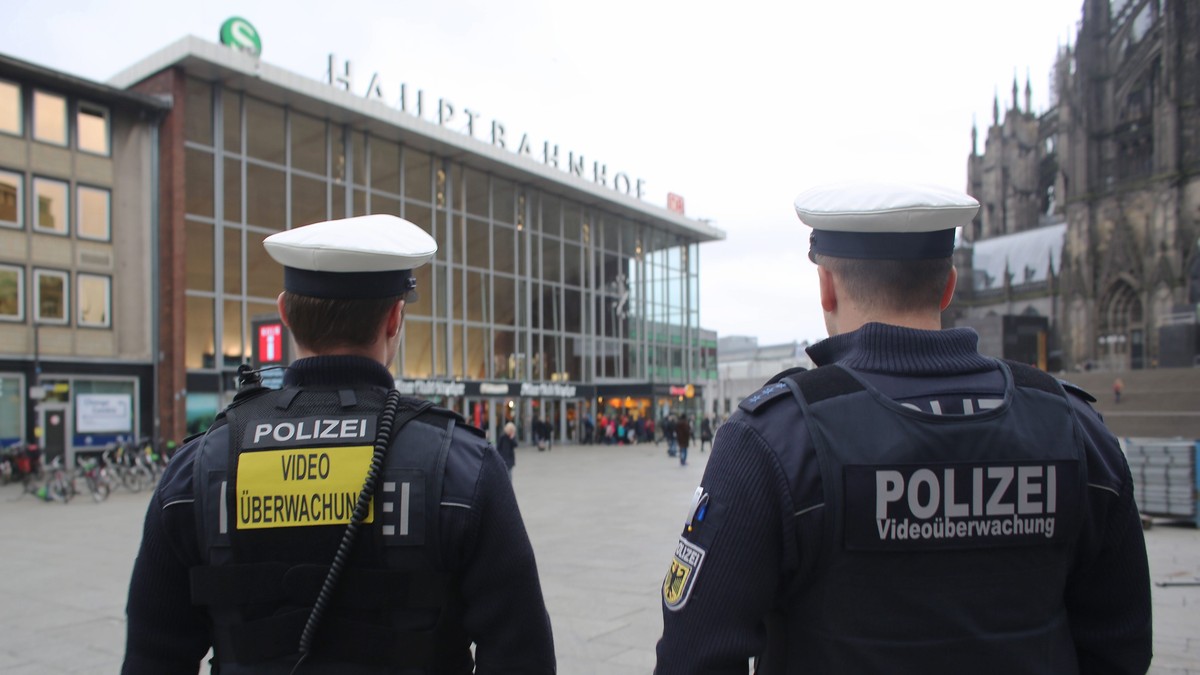 epa05138261 Officers of the German federal police patrol the main railway station equipped with body video cameras in Cologne, Germany, 01 February 2016. The police, fire brigades and carnival organiz ...