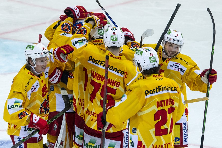 Biels Spieler feiern ihren Sieg im Eishockey Meisterschaftsspiel der National League zwischen dem SC Bern und dem EHC Biel, am Samstag, 9. Oktober 2021, in der PostFinance Arena in Bern. (KEYSTONE/Pet ...