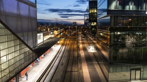 Menschen warten auf den Zug im Bahnhof SBB Hardbruecke in der Nacht am 12. Mai 2021 in Zuerich. (KEYSTONE/Gaetan Bally)
