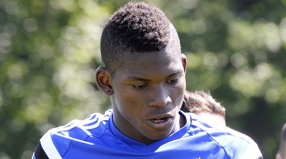 Typ Embolo. Ich darf erst seit Kurzem härteres Zeug als Pingu-Sirup trinken und wenn ich schwitze, dann tropft mir literweise Potential aus den Poren. Breel Embolo beim Training des FC Basel in Basel, am Freitag, 5. Juni 2015. (KEYSTONE/Walter Bieri)