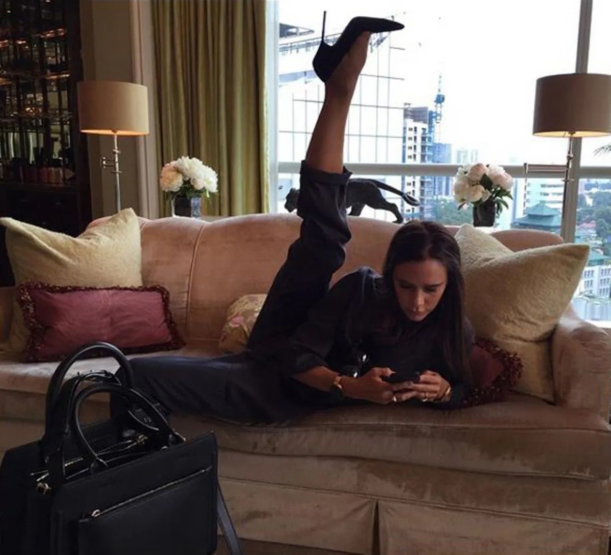 «Posh» beim Krafttanken auf dem Sofa: «In flachen Schuhen kann ich mich nicht konzentrieren», sagt die Designerin Victoria Beckham, die ihre Liebe zu High Heels bereits mit zwei Hallux-Operationen bez ...