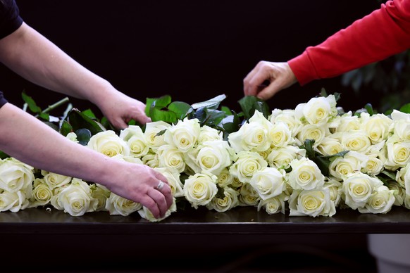 epa12638185 White roses are displayed ahead of the start of a national mourning ceremony for the victims of the deadly fire at the 'Le Constellation' bar in Crans-Montana, at the Martigny Ex ...