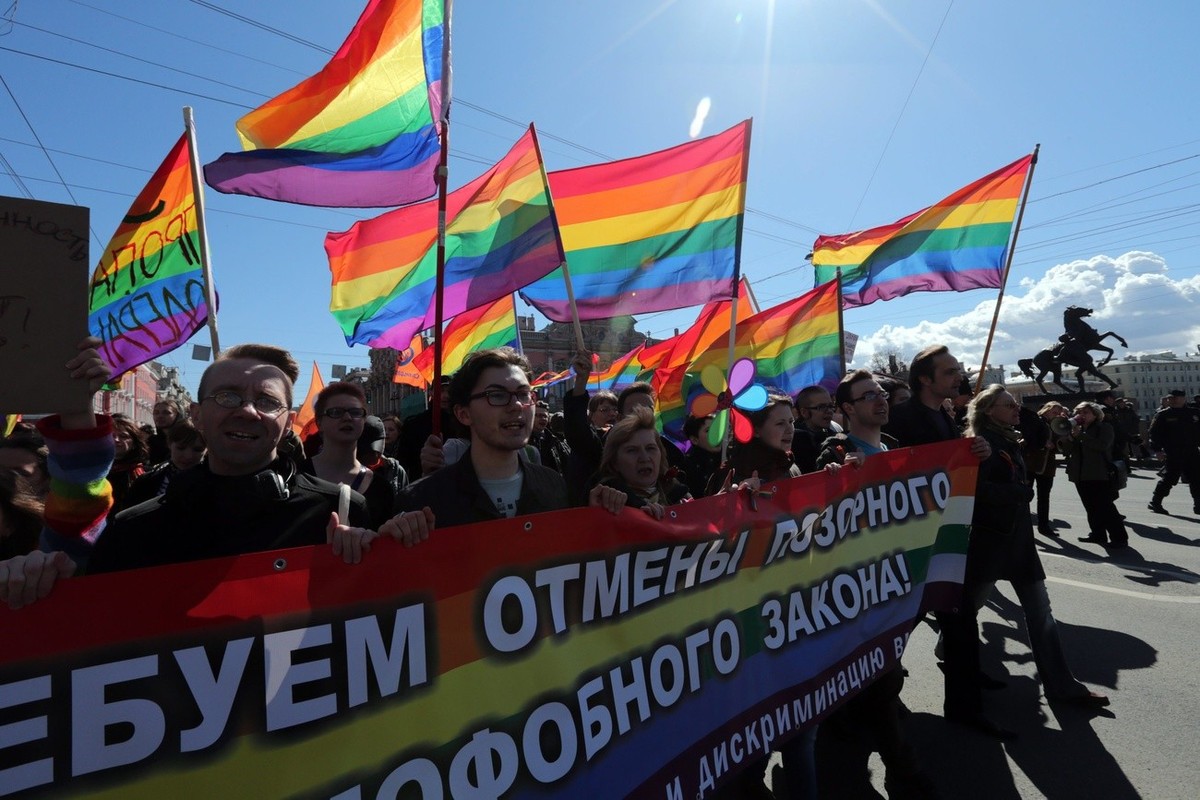 epa03683767 LGBT activists march and shout slogans during the May Day demonstration in St.Petersburg, Russia, 01 May 2013. May Day is celebrated throughout the countries of the former Soviet Union wit ...