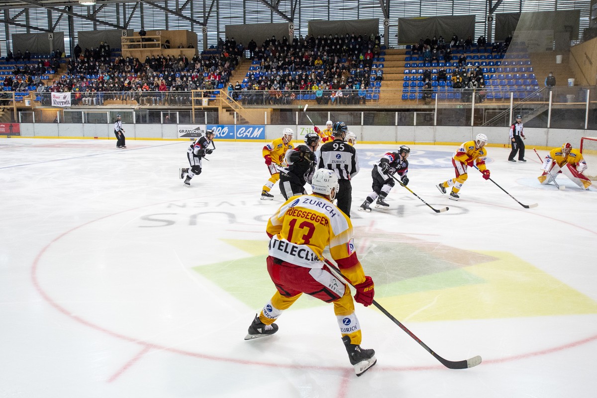 Rund 500 Zuschauer, beim Swiss Ice Hockey Cup 1/16 Final, zwischen den Hockey Huttwil und den SCL Tigers, am Sonntag 4. Oktober 2020 im Campus Perspektiven in Huttwil. (KEYSTONE /Marcel Bieri)