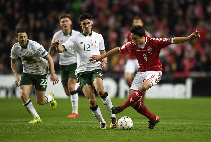 epa06323352 Callum O'Dowda (C) of Ireland in action against Thomas Delaney (R) of Denmark during the FIFA World Cup 2018 play-off first leg soccer match between Denmark and Ireland in Copenhagen, Denm ...