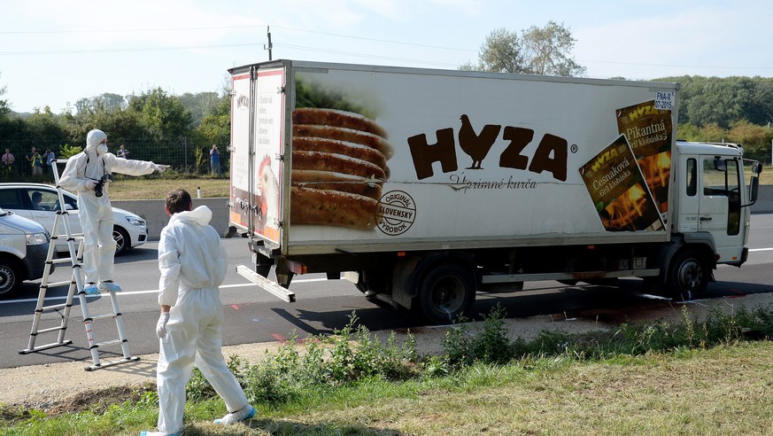 JAHRESRUECKBLICK 2015 - AUGUST - Forensic experts investigate a truck in which refugees were found dead as it stands on freeway autobahn A4 between Parndorf and Neusiedl, Austria, 27 August 2015. Acco ...