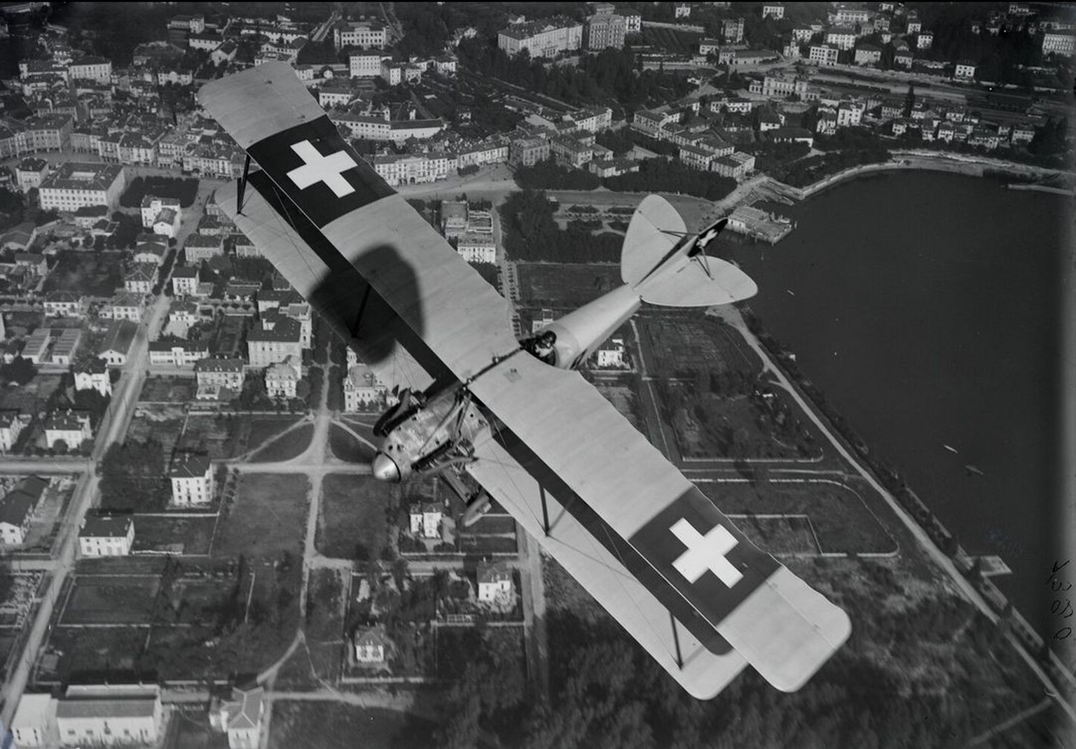 Der Krieg als Triebfeder: Ein Flugzeug der erst ein paar Jahre alten Schweizer Luftwaffe über Locarno fotografiert 1919 von Walter Mittelholzer.