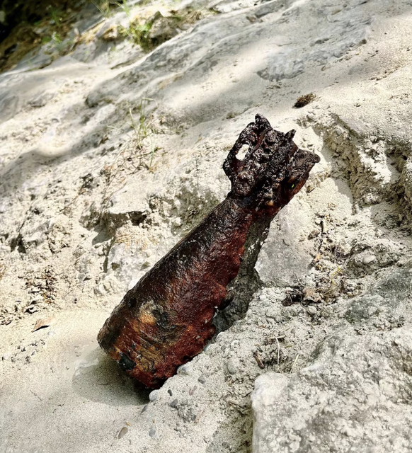 Polizeitaucher haben im Rhein eine Minenwerfer-Granate entdeckt.