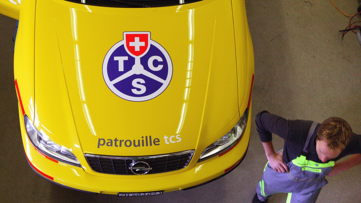 Ein Mitarbeiter vom TCS-Pannendienst steht am 22. Maerz 2004 auf dem Stuetzpunkt Schlieren neben seinem Fahrzeug. Die &quot;TCS-Patrouille&quot;, die acht von zehn Pannen gleich an Ort und Stelle behe ...