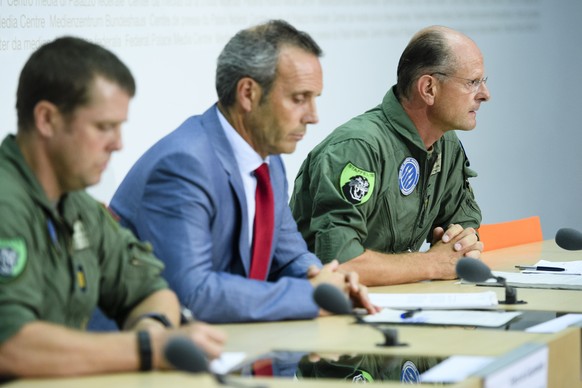 Pierre de Goumoens, Komandant der Luftwaffe, Juerg Nussbaum, Chef Kommunikation der Luftwaffe, und Felix Stoffel, Chef Berufsfliegerkorps, anlaesslich der Medienkonferenz zum abgestuerzten Armee Flueg ...