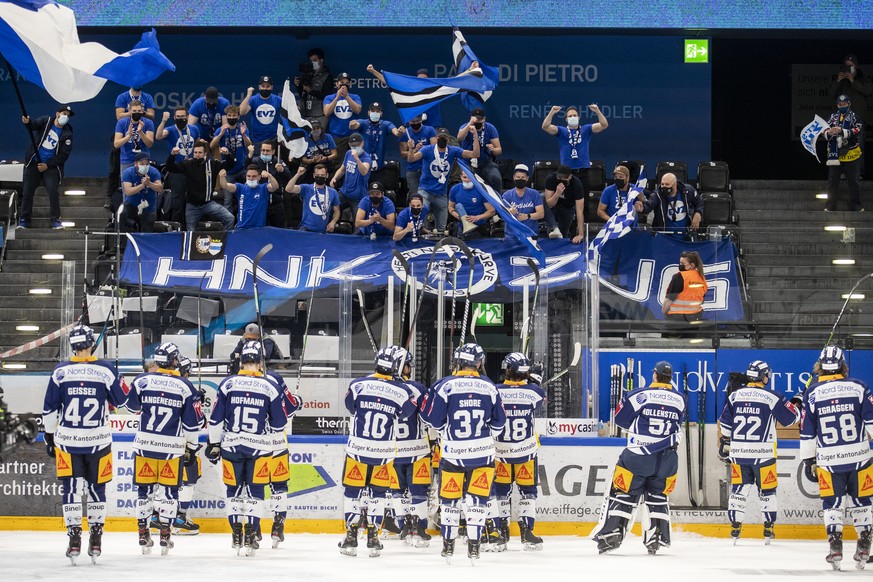 Jubel bei den Spielern des EV Zug und den Fans ueber den Sieg im ersten Eishockey Playoff-Finalspiel der National League zwischen dem EV Zug und Geneve-Servette HC am Montag, 3. Mai 2021, in der Bossa ...