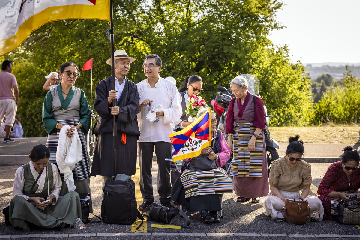 Tibetans living in Switzerland hold Tibetan flags while waiting for Tibetan spiritual leader, the Dalai Lama, Tenzin Gyatso, at a Hotel in Opfikon, outside Zurich, Switzerland on Friday, August 23, 20 ...
