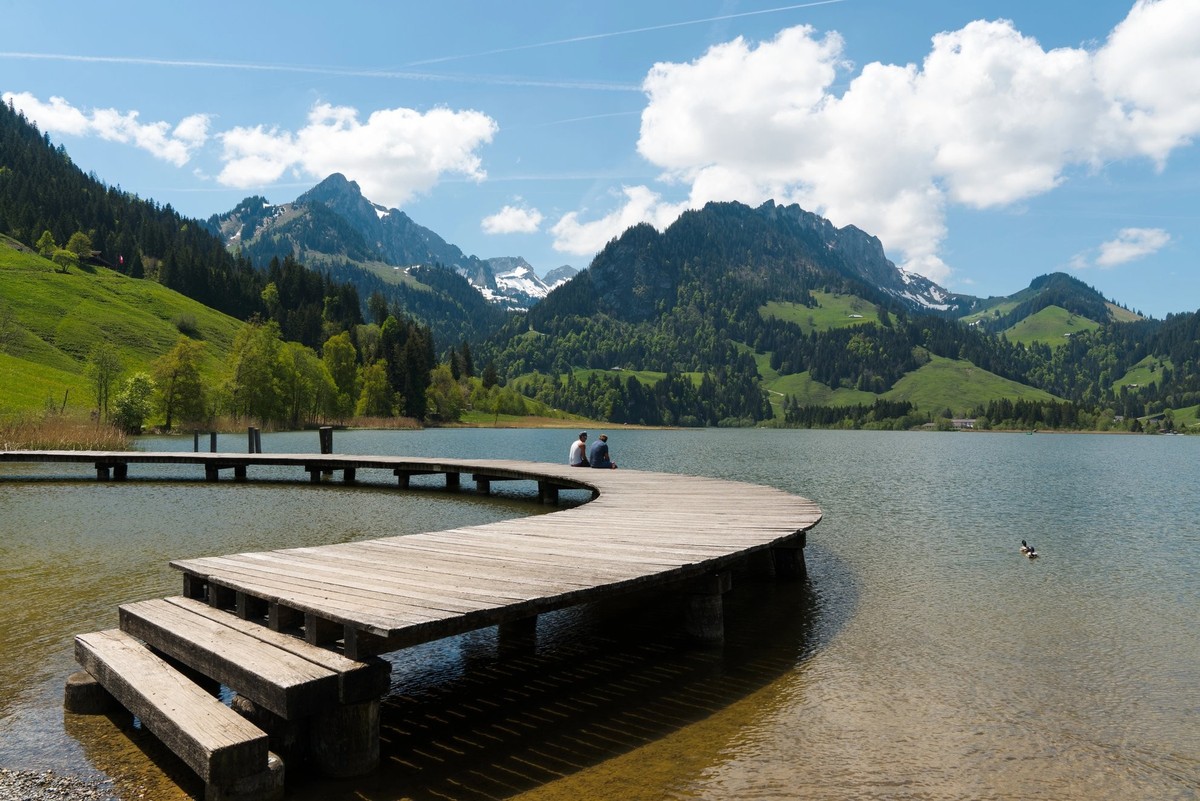 Le Lac Noir dans le canton de Fribourg donne le sentiment d'être une bulle temporelle, bien loin du tumulte du monde moderne.
