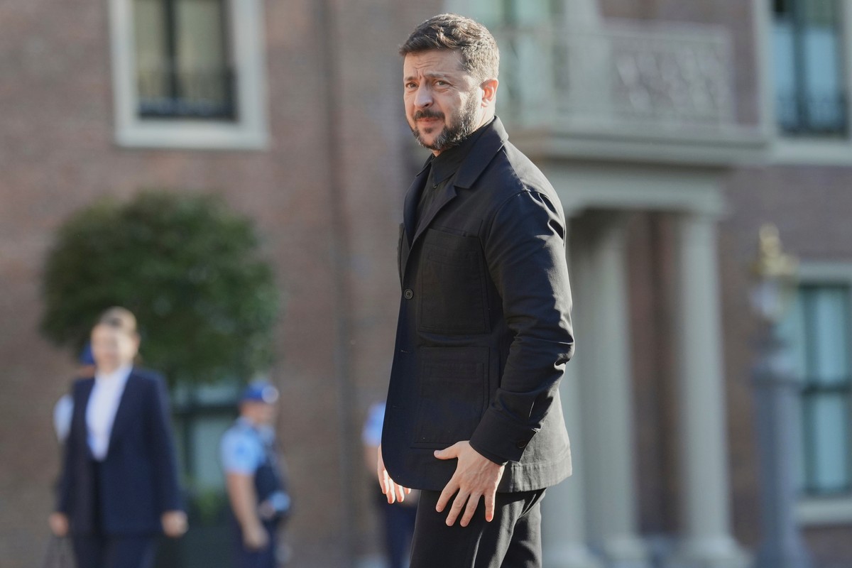 Ukraine's President Volodymyr Zelenskyy arrives ahead of a formal dinner at the Paleis Huis ten Bosch ahead of the NATO summit in The Hague, Netherlands, Tuesday, June 24, 2025. (AP Photo/Markus  ...