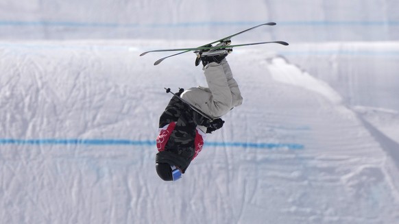 Switzerland's Andri Ragettli competes during the men's slopestyle qualification at the 2022 Winter Olympics, Tuesday, Feb. 15, 2022, in Zhangjiakou, China. (AP Photo/Francisco Seco)