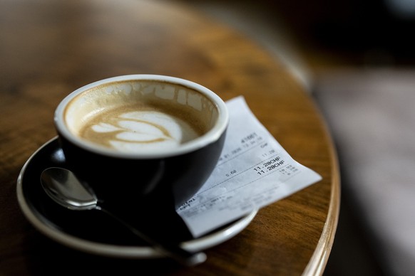 Ein Quittung liegt neben einer Kaffeetasse auf einem Tisch am Freitag, 30. Januar 2026 in Zuerich. (KEYSTONE/Claudio Thoma)
