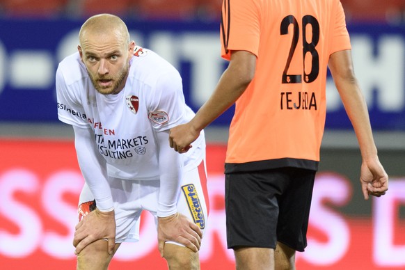 Le joueur valaisan Marco Schneuwly, gauche, montre sa deception a la fin de la rencontre de football de Super League entre le FC Sion et le FC Lausanne-Sport, LS, ce mercredi 27 septembre 2017 au stade de Tourbillon a Sion. (KEYSTONE/Laurent Gillieron)