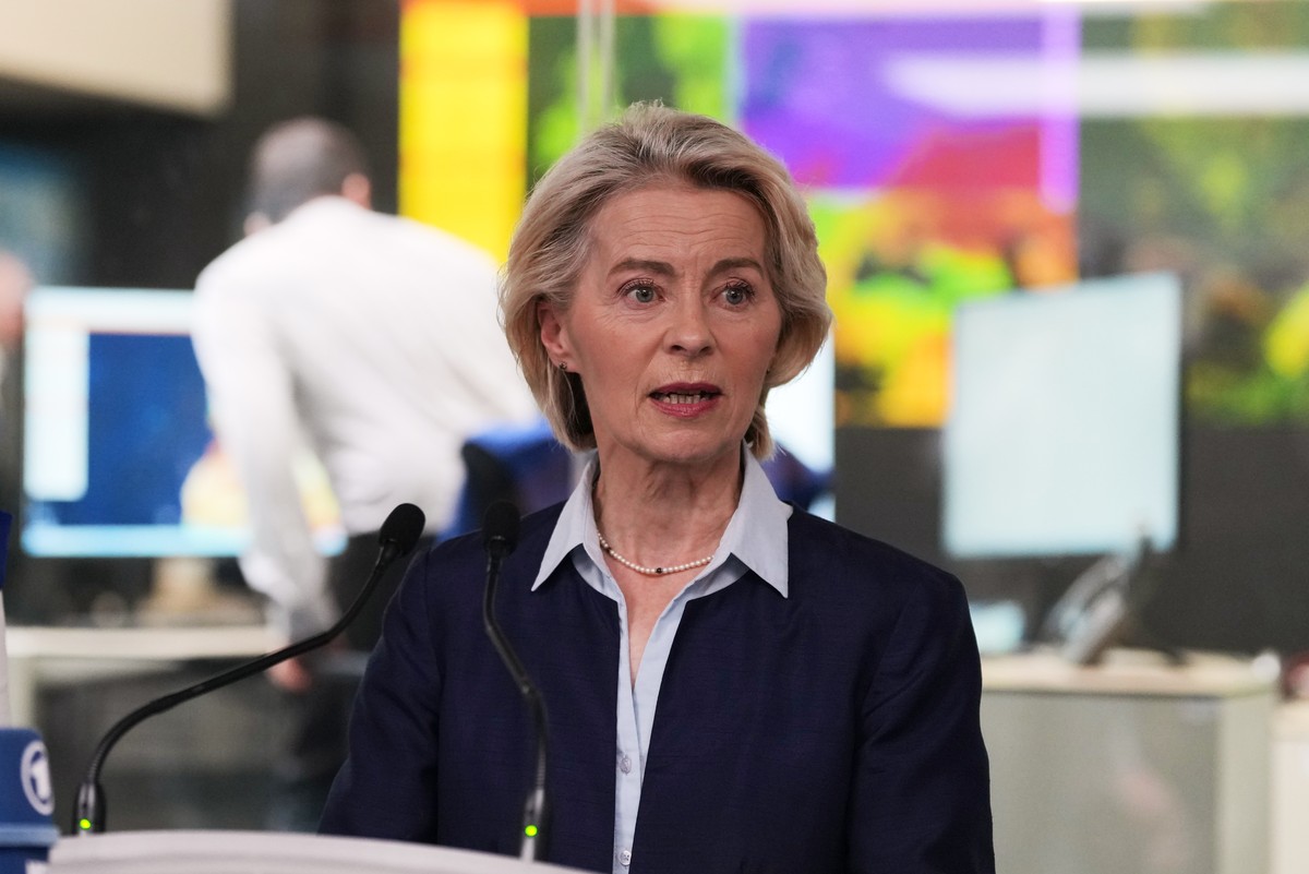 epa13202362 European Commission President Ursula von der Leyen (R) and European Commissioner for Preparedness and Crisis Hadja Lahbib (L) deliver a statement during a visit to the European Emergency R ...