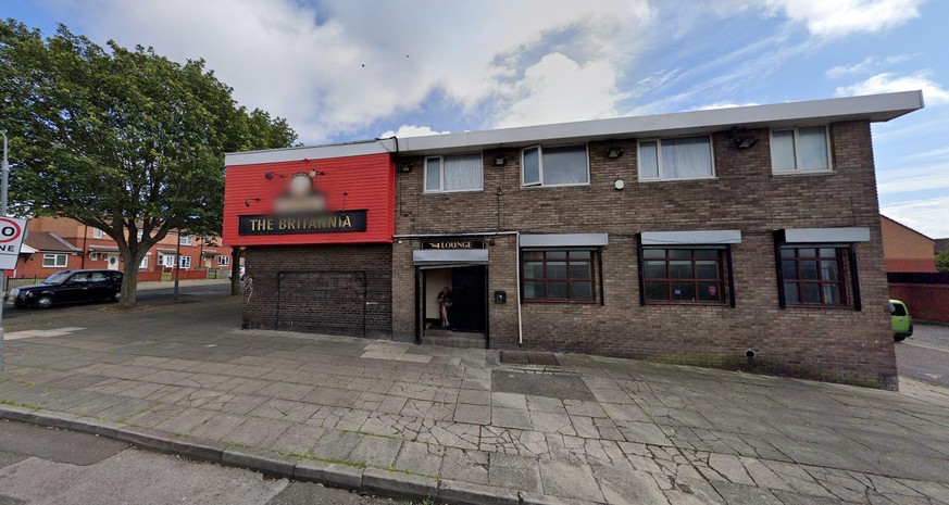 In diesem Pub in Liverpool haben sich mehr als 100 Menschen versammelt, bis die Polizei kam.