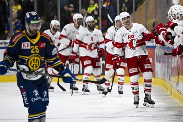 Der Lausanner Torschuetze zur 0:1 Fuehrung Cody Almond beim Abklatschen, im Eishockey-Qualifikationsspiel der National League zwischen dem HC Davos und dem Lausanne HC, am Dienstag, 21. Februar 2023,  ...