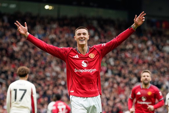 Manchester United's Benjamin Sesko celebrates after scoring his side's second goal during the English Premier League soccer match between Manchester United and Liverpool in Manchester, Engla ...