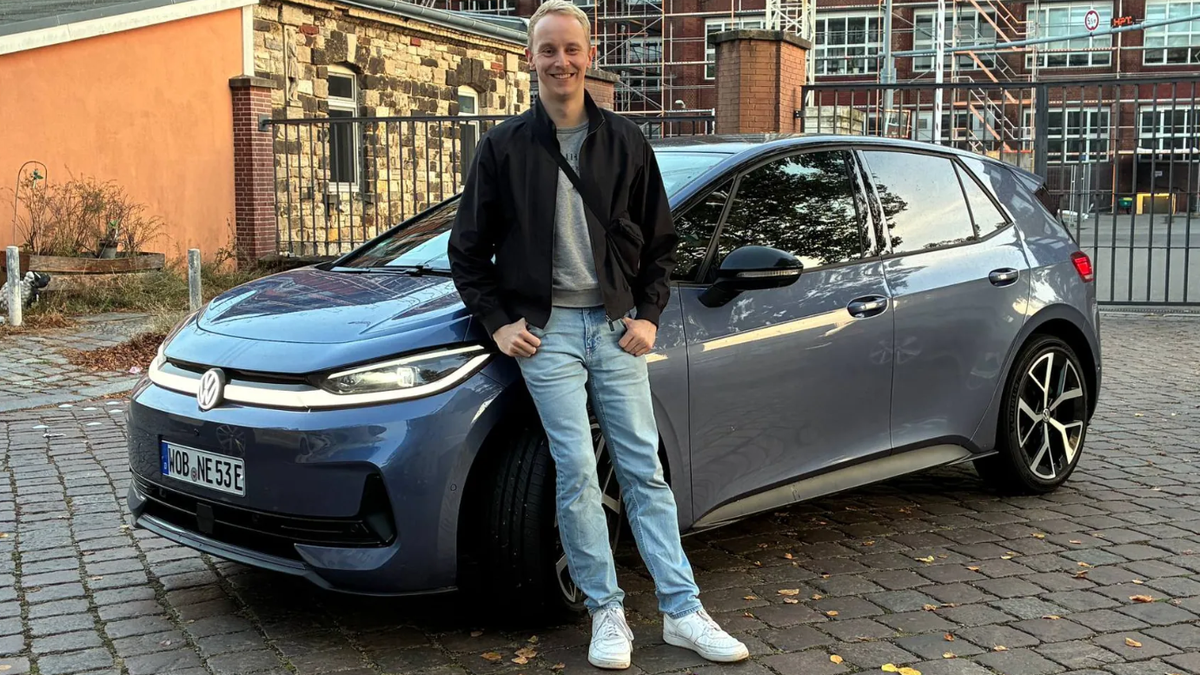 Tester Christopher Clausen am VW ID.3 Neo.