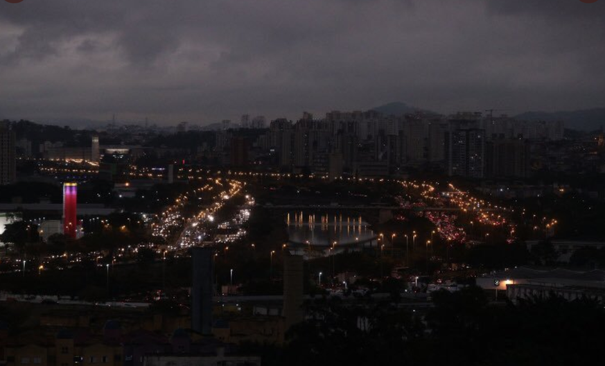 Der Rauch färbt den Himmel dunkel: São Paulo um 15 Uhr Ortszeit.