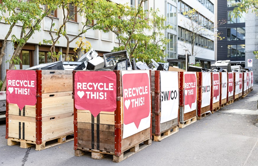 Ein Lastwagen liefert ca. 8 Tonnen Elektroschrott an zum Event und Medienfruehstueck des Wirtschaftsverbands Swico Recycling, fotografiert am Donnerstag, 3. Oktober 2019, in Zuerich. (KEYSTONE/Aladin  ...