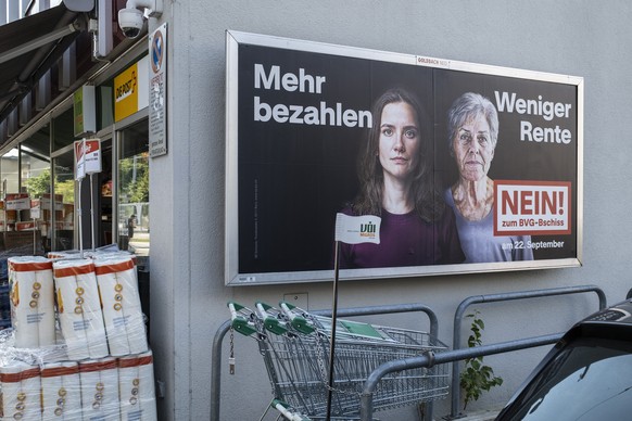 Ein Plakat fuer ein Nein zur BVG-Reform, fotografiert am Freitag, 30. August 2024 in Zuerich. Die Abstimmung findet am 22. September 2024 statt. (KEYSTONE/Christian Beutler)