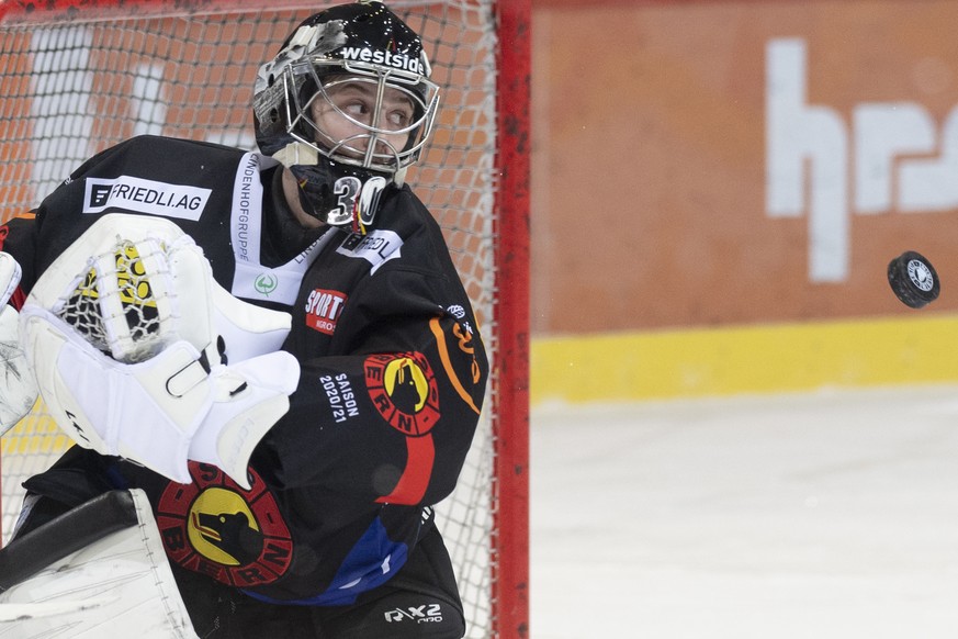 Berns Goalie Philip Wuethrich waehrend dem Meisterschaftsspiel der National League zwischen dem SC Bern und den ZSC Lions, am Freitag 12. Februar 2021 in der Postfinance Arena in Bern. (KEYSTONE/Marce ...